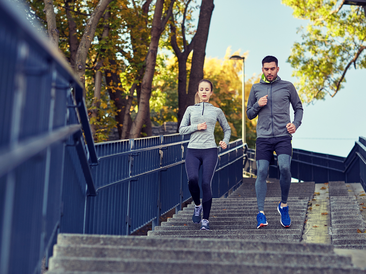 Run downstairs. Бег вниз по лестнице. Бежит вниз по лестнице в пальто. Urban Running.